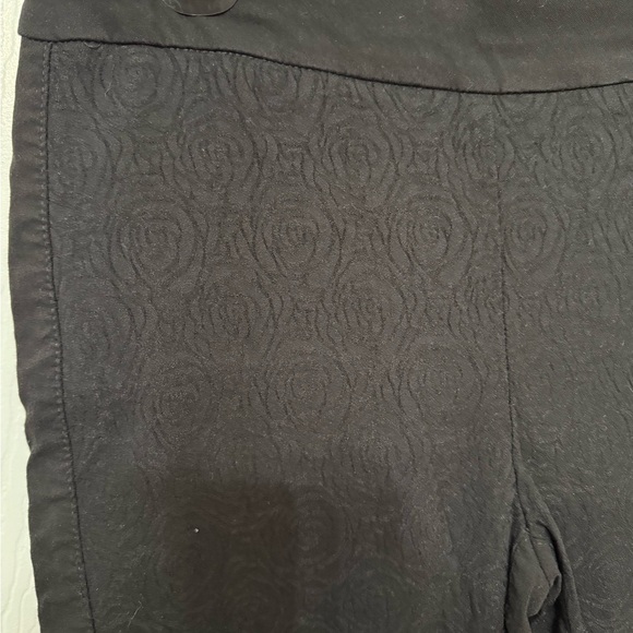 Chico’s Black Floral Rose Slimming Pants Size 0 US 4 Women’s Perfect Stretch - Picture 2 of 4